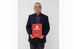 安徽竹稞职业教育技术有限公司产教融合事业部维修班班长李明同志,始终坚守岗位,秉持着严谨负责的职业态度,致力于保障学校所有设施设备的顺畅运作与维修工作的有序开展。在过去的一年中,他带领团队成功完成了930项小程序维修任务、180项零星维修作业、16项校园改造项目,并疏通了超过2000米的宿舍区污水管道及7个污水池,高效解决了全校师生日常生活中的紧急需求。